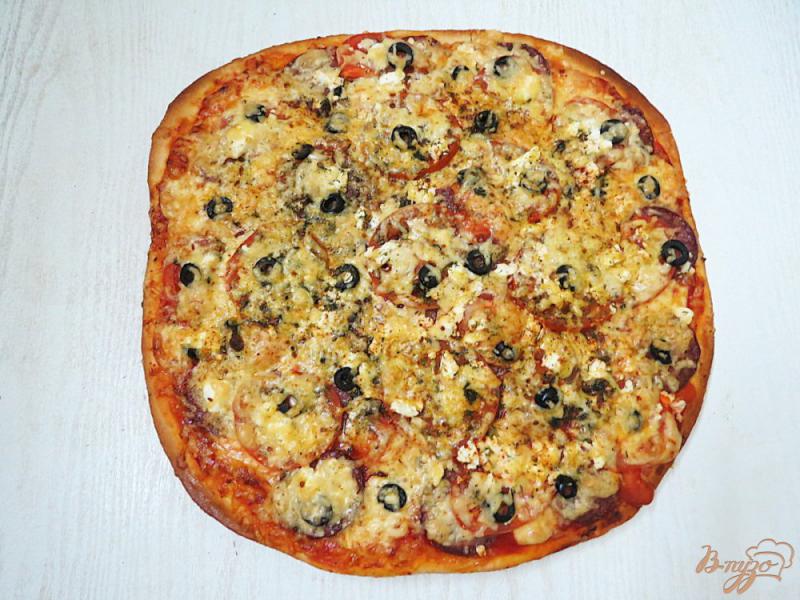 Фото приготовление рецепта: Пицца из тонкого теста с копчёностями шаг №9
