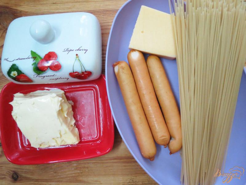 Фото приготовление рецепта: Спагетти с сыром и сосисками шаг №1