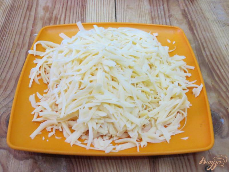 Фото приготовление рецепта: Спагетти с сыром и сосисками шаг №2