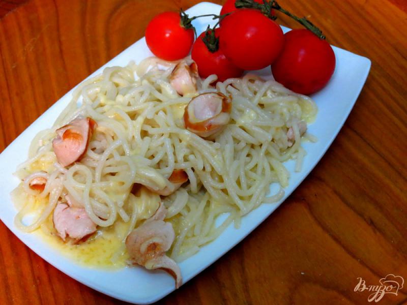 Фото приготовление рецепта: Спагетти с сыром и сосисками шаг №5