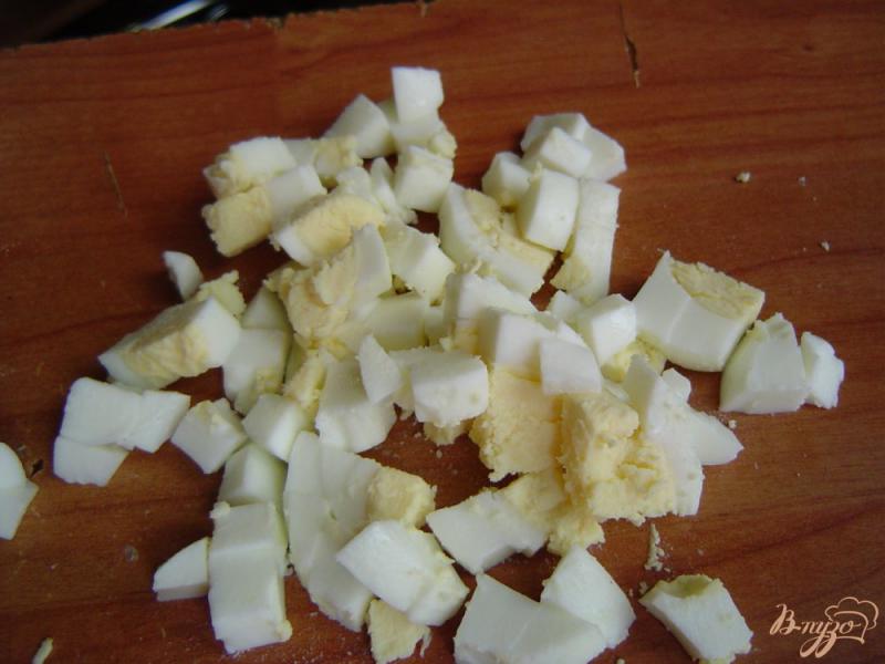 Фото приготовление рецепта: Салат из огурца,лука и яиц шаг №3