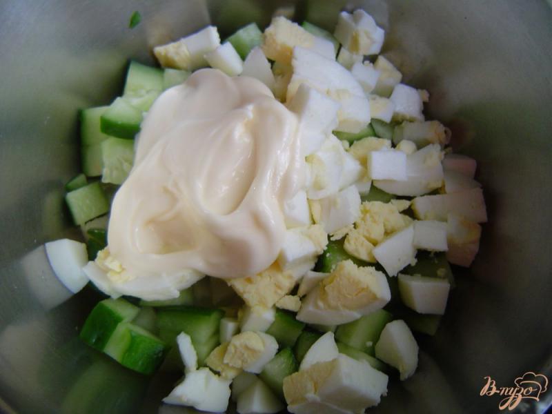Фото приготовление рецепта: Салат из огурца,лука и яиц шаг №4