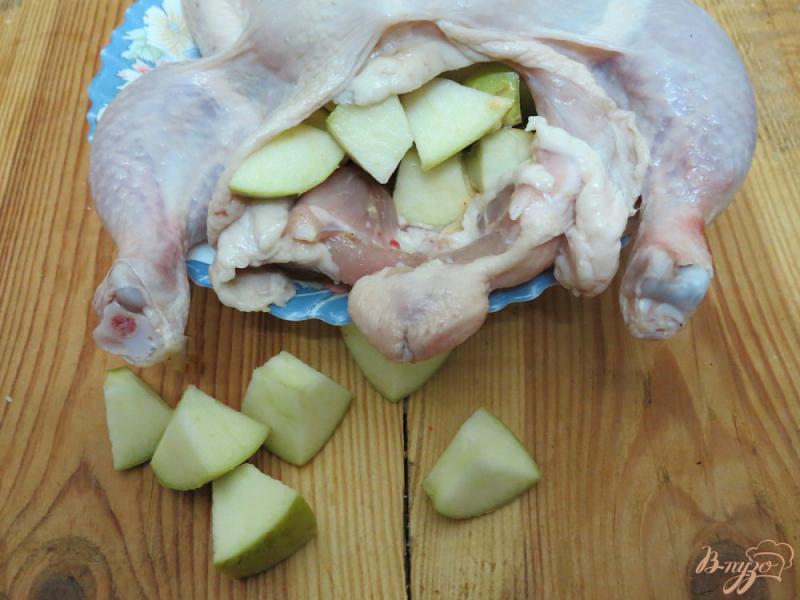 Фото приготовление рецепта: Курица фаршированная яблоками, в духовке шаг №4