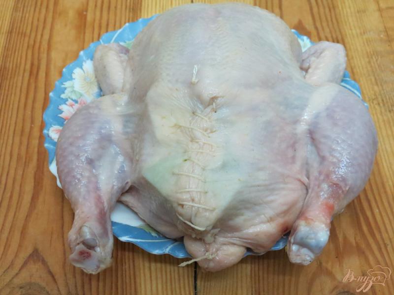Фото приготовление рецепта: Курица фаршированная яблоками, в духовке шаг №5