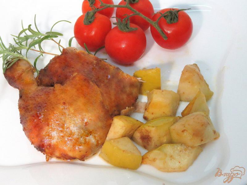 Фото приготовление рецепта: Курица фаршированная яблоками, в духовке шаг №9