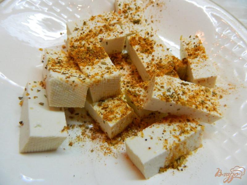 Фото приготовление рецепта: Салат из савойской капусты с сыром тофу шаг №3