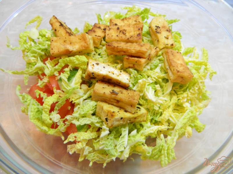 Фото приготовление рецепта: Салат из савойской капусты с сыром тофу шаг №5