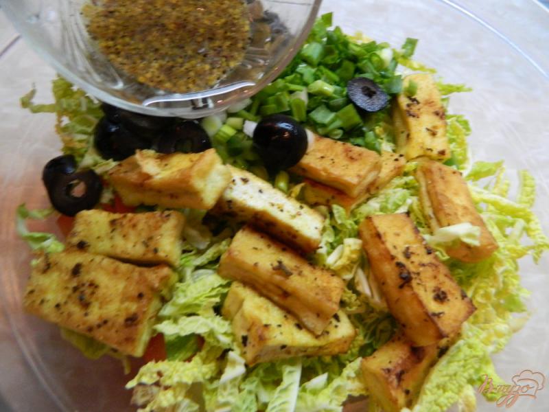 Фото приготовление рецепта: Салат из савойской капусты с сыром тофу шаг №8