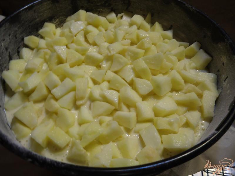 Фото приготовление рецепта: Яблочный пирог с заливкой шаг №7