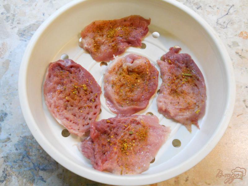 Фото приготовление рецепта: Мини-отбивные из свинины с печенью и яблоком на пару шаг №1