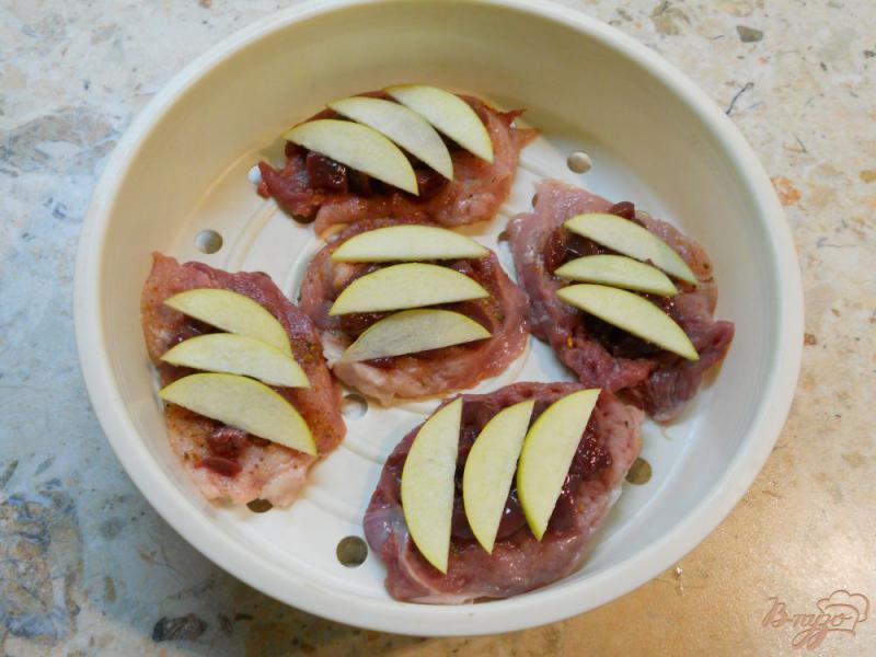 Фото приготовление рецепта: Мини-отбивные из свинины с печенью и яблоком на пару шаг №3