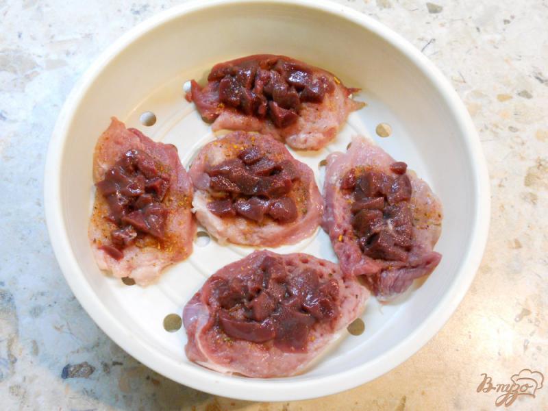 Фото приготовление рецепта: Мини-отбивные из свинины с печенью и яблоком на пару шаг №2