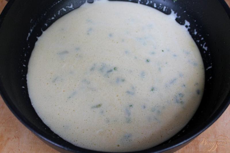 Фото приготовление рецепта: Омлет в духовке с ветчиной и сыром шаг №3