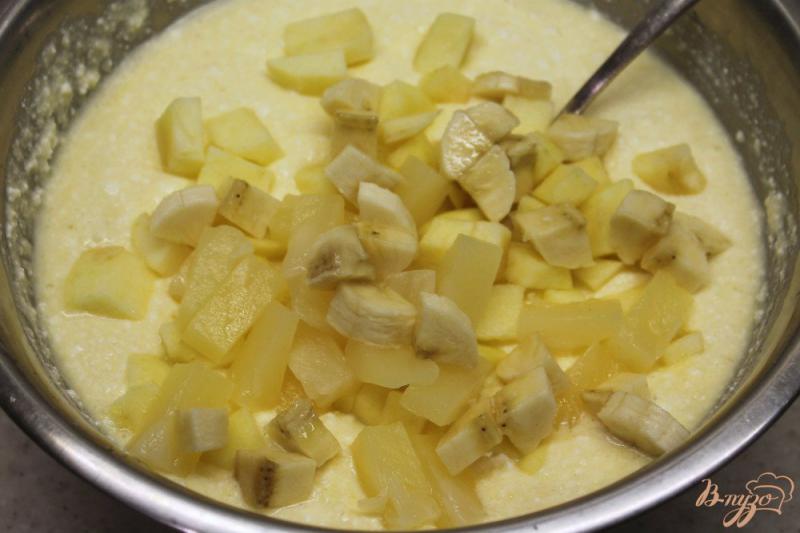 Фото приготовление рецепта: Творожная запеканка с ананасом и бананом шаг №4