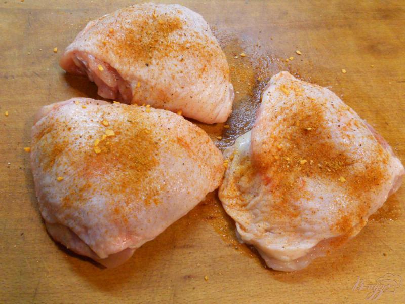 Фото приготовление рецепта: Куриные бедра под соево-сырным соусом в духовке шаг №1