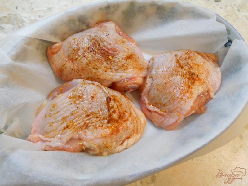 Фото приготовление рецепта: Куриные бедра под соево-сырным соусом в духовке шаг №2