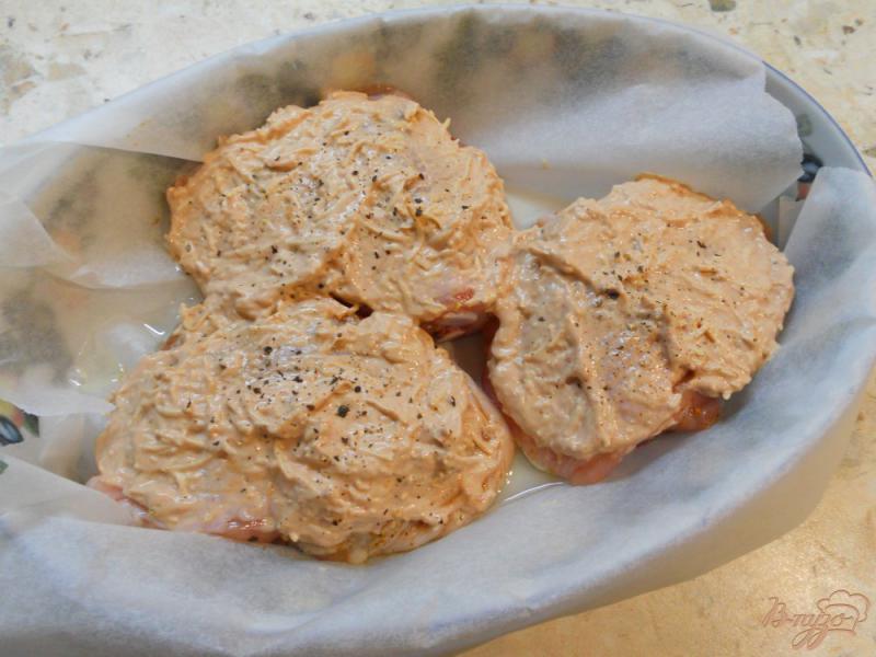 Фото приготовление рецепта: Куриные бедра под соево-сырным соусом в духовке шаг №5