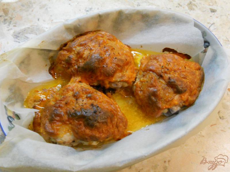 Фото приготовление рецепта: Куриные бедра под соево-сырным соусом в духовке шаг №6