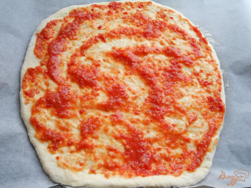 Фото приготовление рецепта: Пицца со свининой, грибами и маринованными огурцами шаг №6