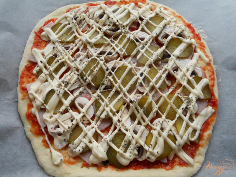 Фото приготовление рецепта: Пицца со свининой, грибами и маринованными огурцами шаг №9