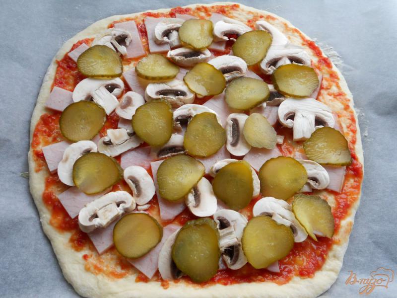 Фото приготовление рецепта: Пицца со свининой, грибами и маринованными огурцами шаг №8