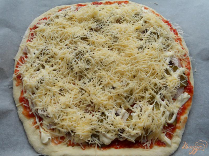 Фото приготовление рецепта: Пицца со свининой, грибами и маринованными огурцами шаг №10