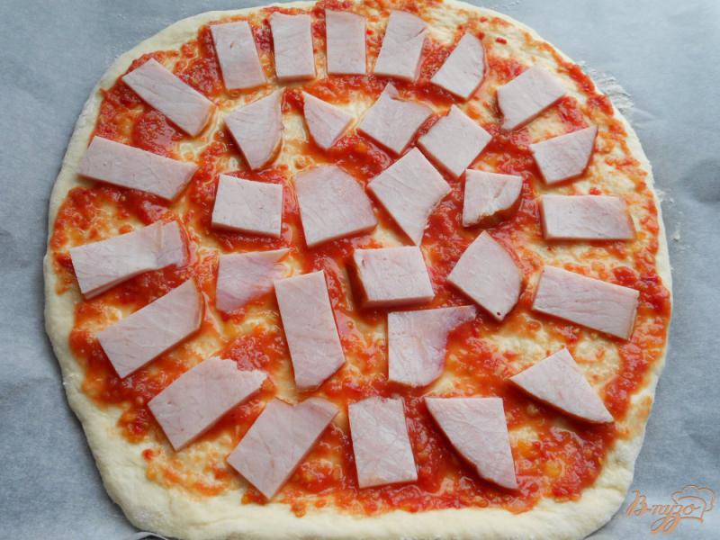 Фото приготовление рецепта: Пицца со свининой, грибами и маринованными огурцами шаг №7