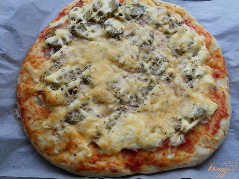 Фото приготовление рецепта: Пицца со свининой, грибами и маринованными огурцами шаг №11