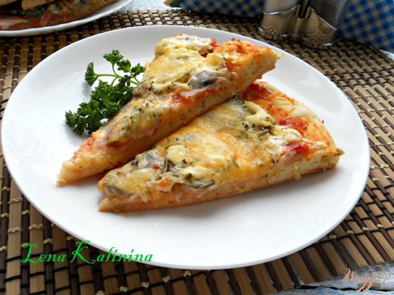 Фото приготовление рецепта: Пицца со свининой, грибами и маринованными огурцами шаг №12
