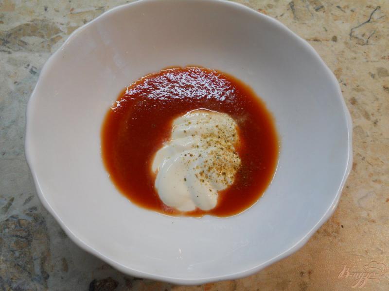 Фото приготовление рецепта: Хек тушеный в томатно-сметанном соусе шаг №5