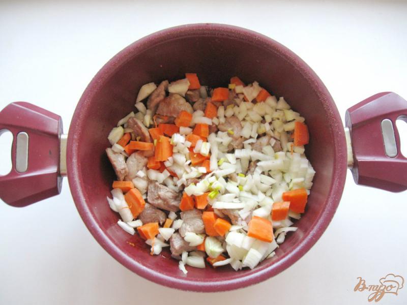 Фото приготовление рецепта: Жаркое из свинины с картофелем и грибами шаг №3