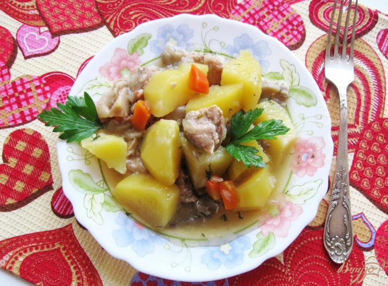 Фото приготовление рецепта: Жаркое из свинины с картофелем и грибами шаг №9