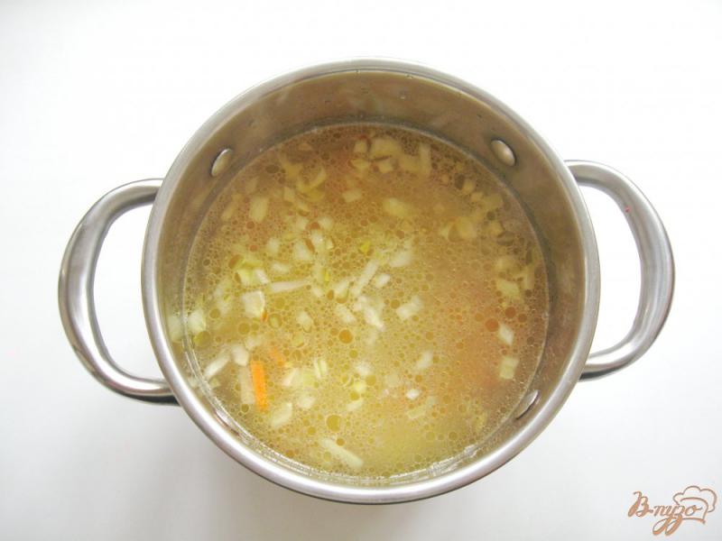 Фото приготовление рецепта: Рисовый суп на курином бульоне шаг №4