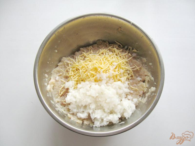 Фото приготовление рецепта: Котлеты с рисом и сыром в соусе шаг №2
