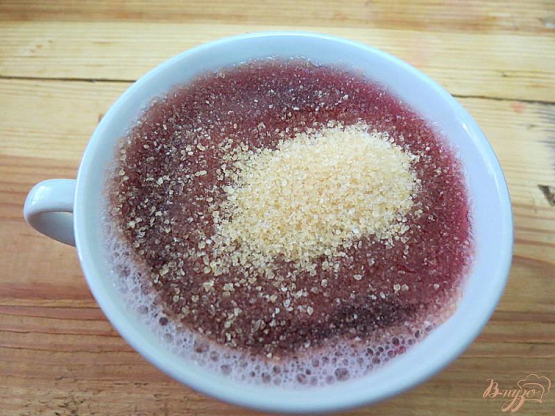 Фото приготовление рецепта: Десерт из сметаны сливок и ягодного пюре. шаг №2