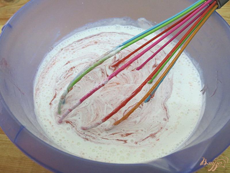 Фото приготовление рецепта: Десерт из сметаны сливок и ягодного пюре. шаг №5
