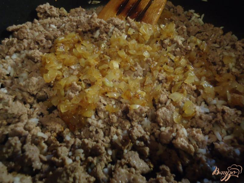 Фото приготовление рецепта: Блины с начинкой из мяса и риса шаг №4