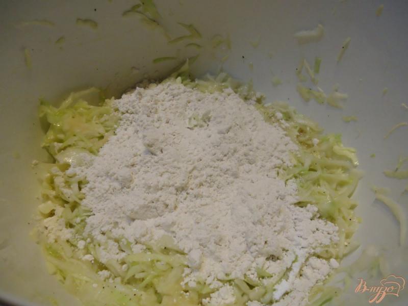 Фото приготовление рецепта: Кабачково-капустные оладьи шаг №3