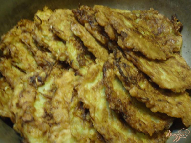 Фото приготовление рецепта: Кабачково-капустные оладьи шаг №5
