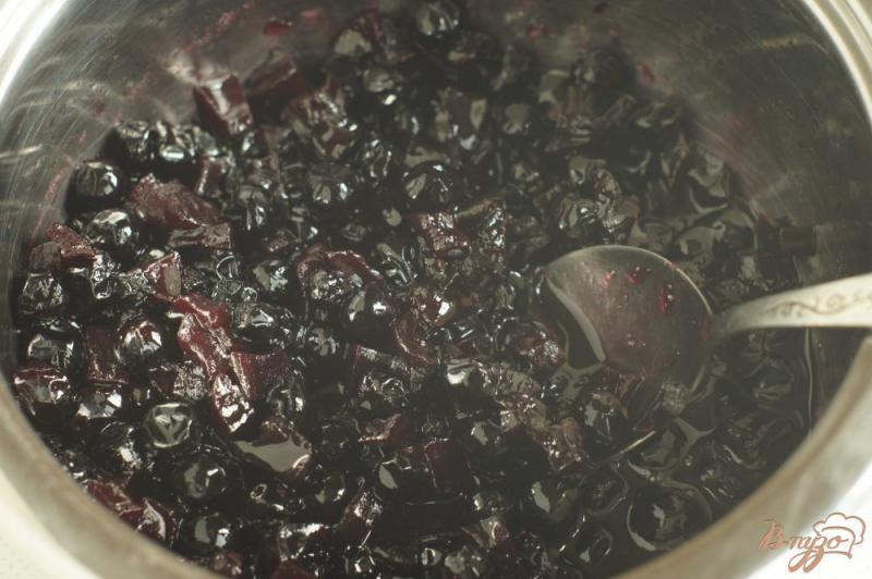 Фото приготовление рецепта: Варенье из черноплодки с кабачком шаг №7
