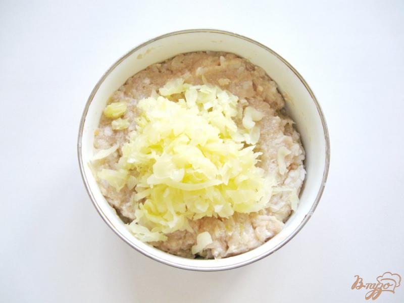 Фото приготовление рецепта: Тефтели с капустой в белом соусе шаг №4