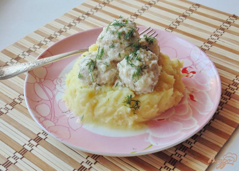 Фото приготовление рецепта: Тефтели с капустой в белом соусе шаг №11