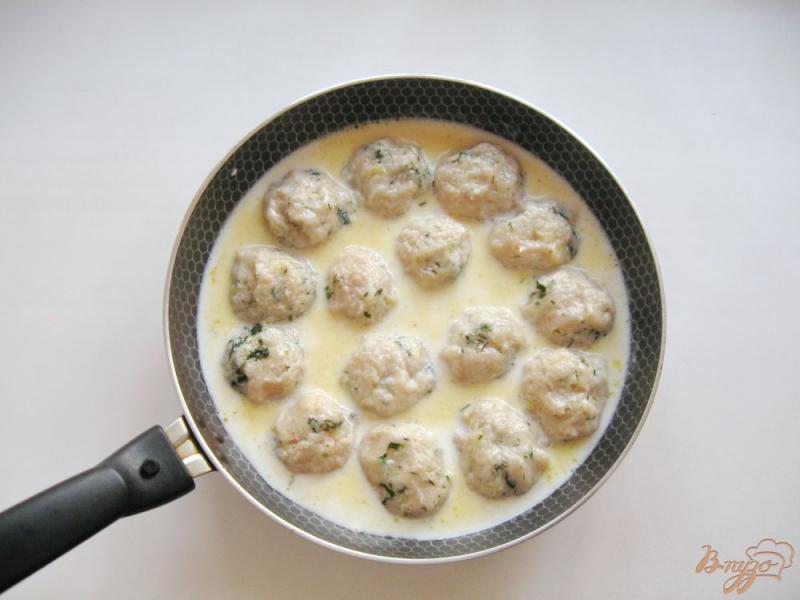 Фото приготовление рецепта: Тефтели с капустой в белом соусе шаг №9