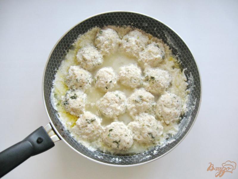 Фото приготовление рецепта: Тефтели с капустой в белом соусе шаг №10
