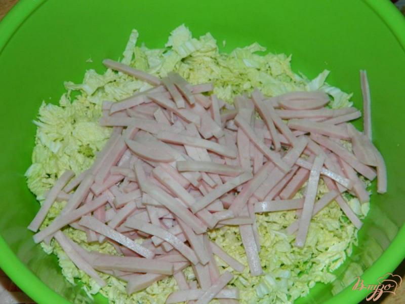Фото приготовление рецепта: Салат из пекинской капусты с ветчиной шаг №2