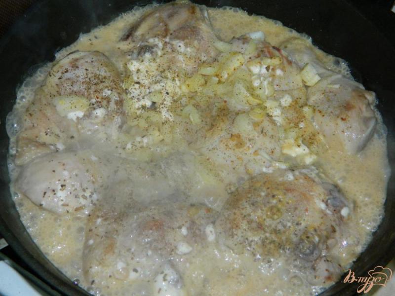 Фото приготовление рецепта: Курица тушенная в сметанно-горчичной заливке шаг №4