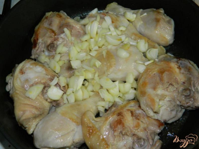 Фото приготовление рецепта: Курица тушенная в сметанно-горчичной заливке шаг №2
