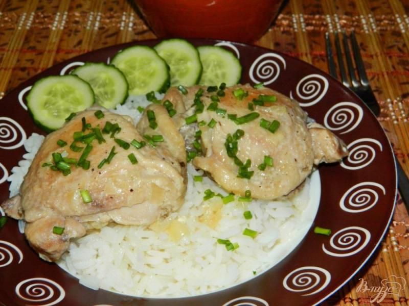 Фото приготовление рецепта: Курица тушенная в сметанно-горчичной заливке шаг №5