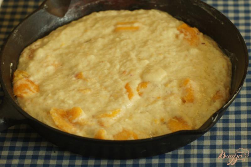 Фото приготовление рецепта: Пирог на кефире с персиком шаг №5