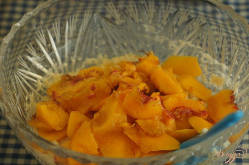 Фото приготовление рецепта: Пирог на кефире с персиком шаг №4